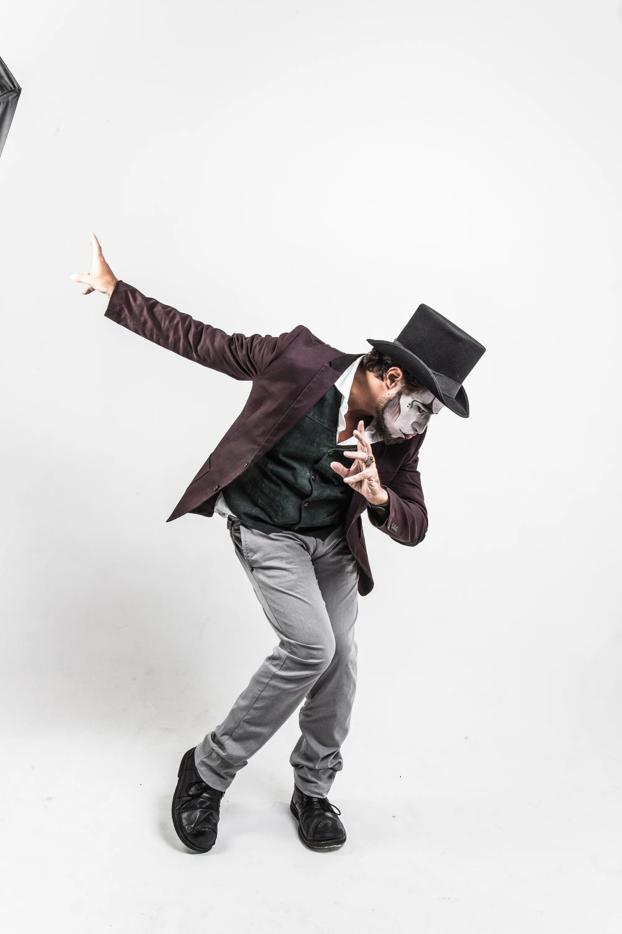 Vocalista do Teatro Mágico estreia temporada do show Fernando Anitelli Convida no Teatro MorumbiShopping