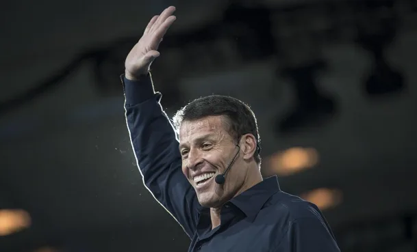 Tony Robbins, o maior estrategista de Vida e Negócios do mundo, está de Volta ao Brasil!
