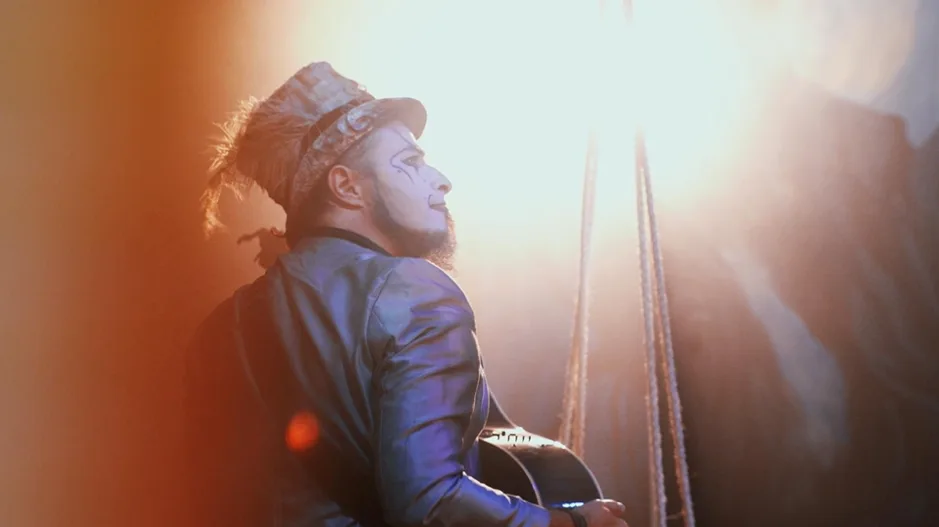 Fernando Anitelli traz clássicos d'O Teatro Mágico para o palco da Casa Natura Musical em formato Voz e Violão